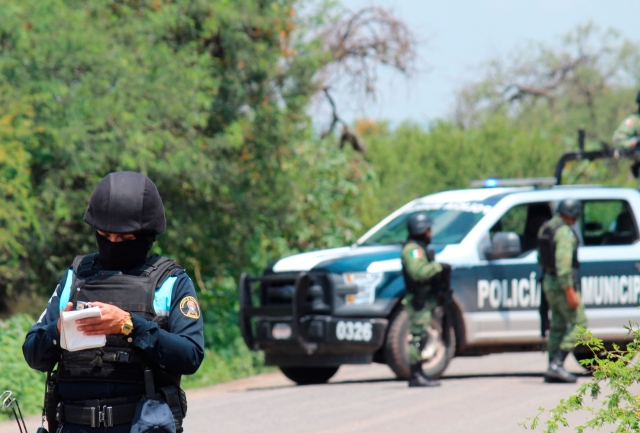 Hieren a balazos a dos policías en Mazatepec