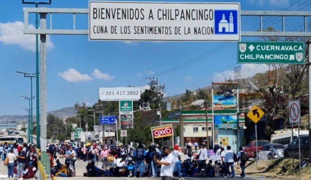 Normalistas bloquean la autopista del Sol en Guerrero: exigen 635 plazas docentes