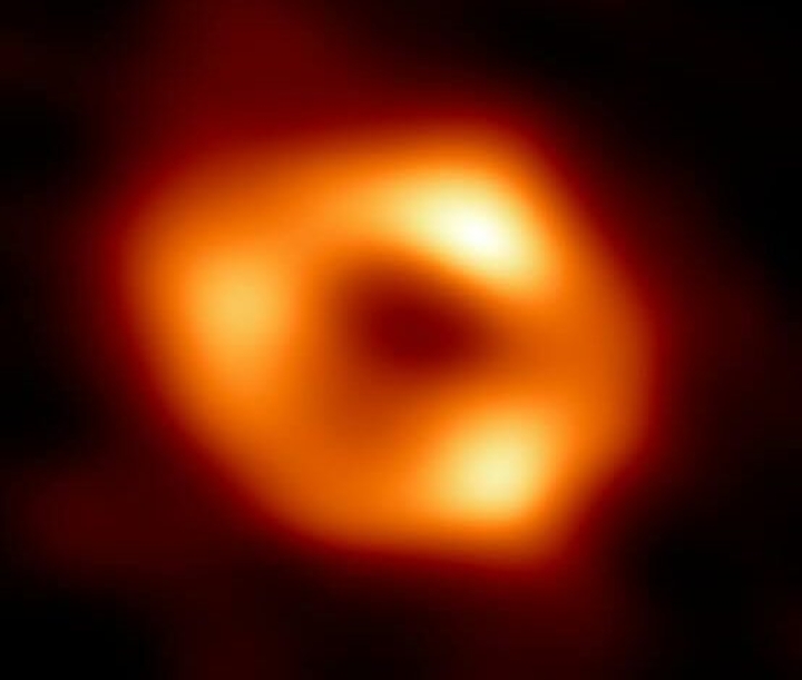 Astrónomos revelan primera imagen de agujero negro en el centro de la Vía Láctea