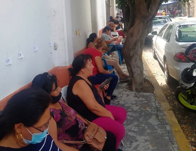Hacen fila anticipadamente en Amatitlán para segunda dosis Pfizer anticovid
