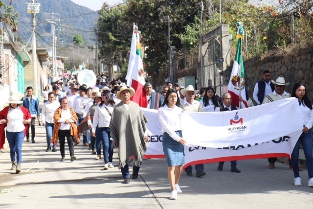 En el desfile participaron integrantes de diversos sectores del municipio.