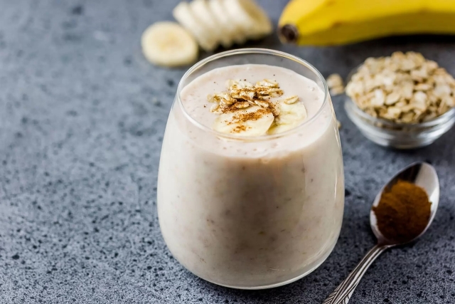 Descubre los beneficios de desayunar un licuado de avena con plátano