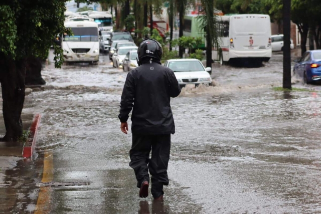 Cuernavaca registró encharcamientos en avenidas como Plan de Ayala a consecuencia de las fuertes lluvias de este miércoles y la acumulación de basura. 