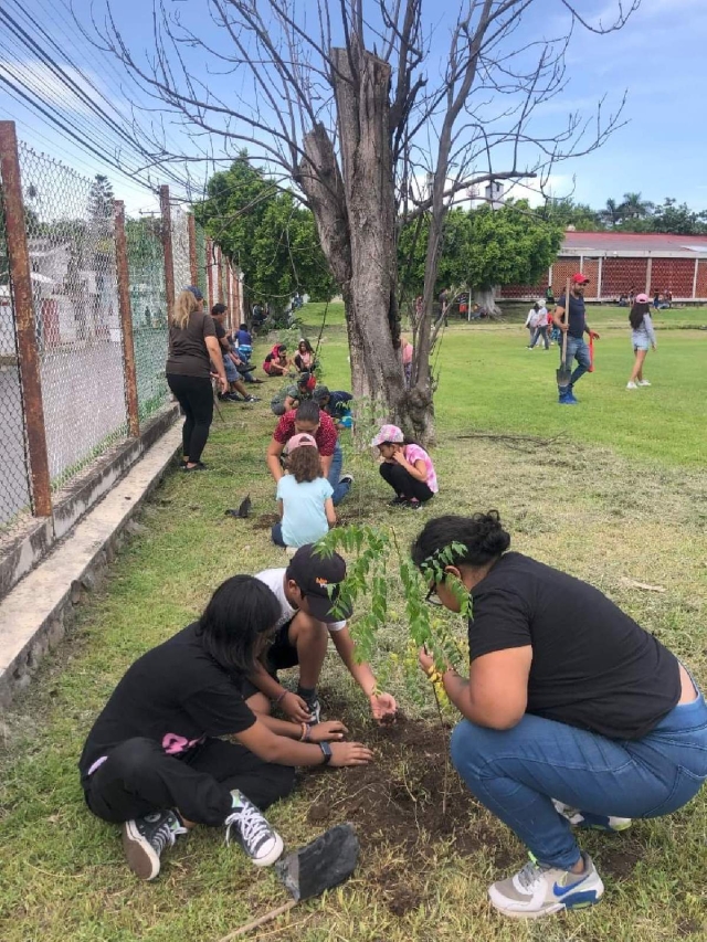 En las labores también participan niños.