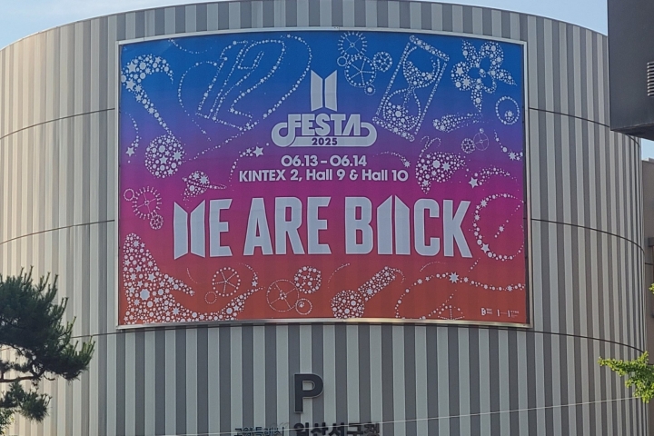 Corea del Sur celebra el regreso de BTS: calles se tiñen de morado ante su inminente reencuentro