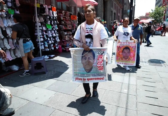 Padres de los 43 normalistas se reúnen con AMLO en Palacio Nacional