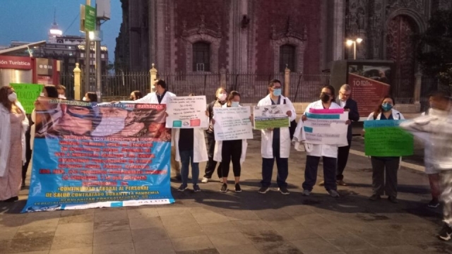 Médicos generales se manifiestan contra llegada de doctores cubanos; acuden a Palacio Nacional