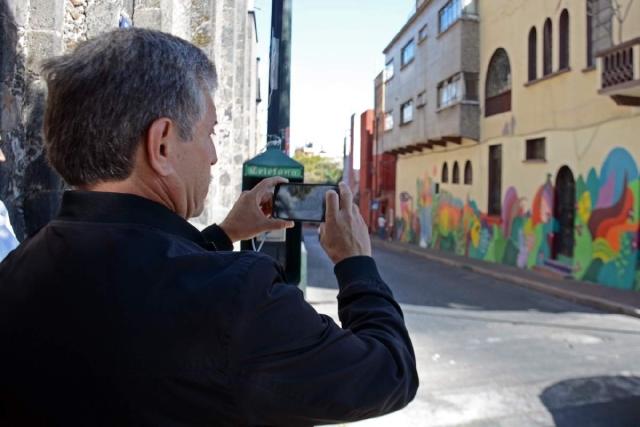 Visita el alcalde los murales de la calle Profesor Agustín Güemes  