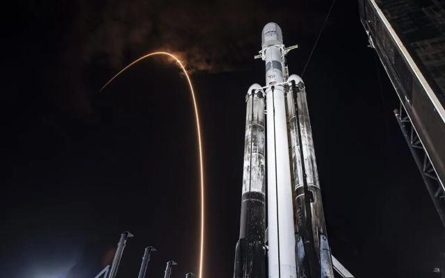 Cohete de SpaceX se parte en dos cuando era transportado a Florida