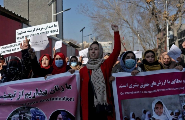 Trabajo, alimentación y educación exigen las mujeres en Afganistán.