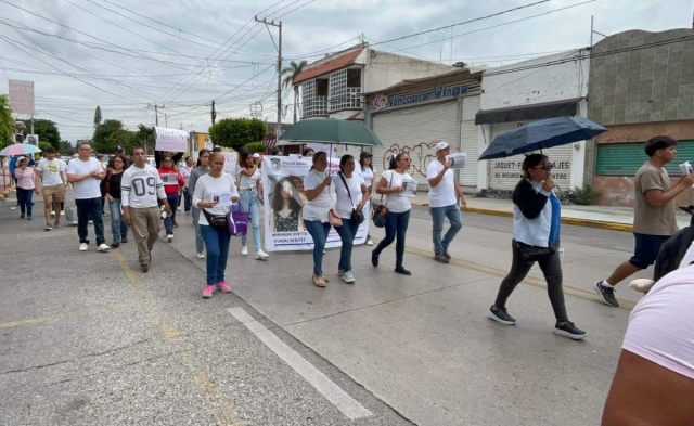 Los manifestantes recorrieron avenidas y se detuvieron en la Fiscalía Regional para exigir la aparición inmediata de la adolescente.