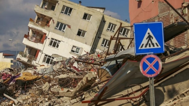 Retiran montañas de escombros tras sismo en Turquía y Siria