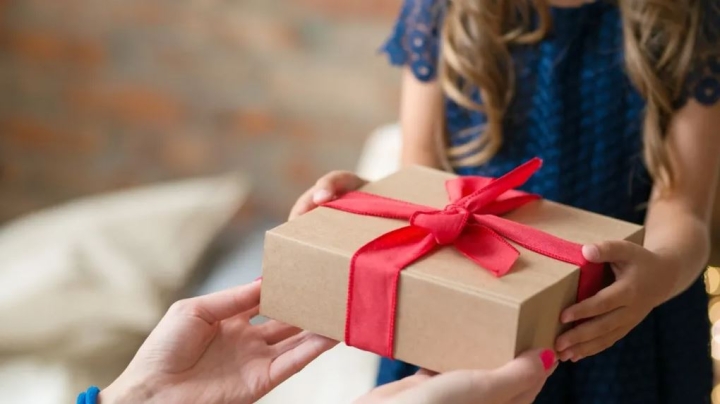 La regla de los cuatro regalos navideños para criar hijos más bondadosos