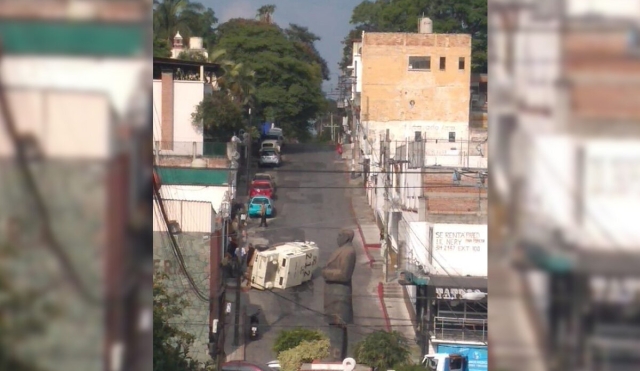 Vuelca una camioneta de traslado de valores en Cuernavaca