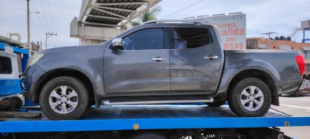 La camioneta y la pistola que presuntamente portaba el individuo quedaron a cargo de las autoridades.