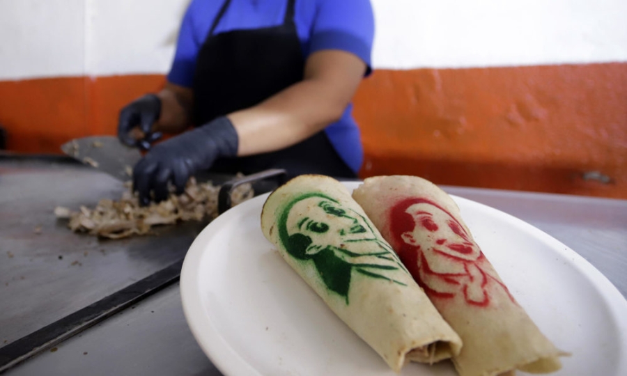 Taquería crea el 'taco Sheinbaum' y usa tortillas con su imagen