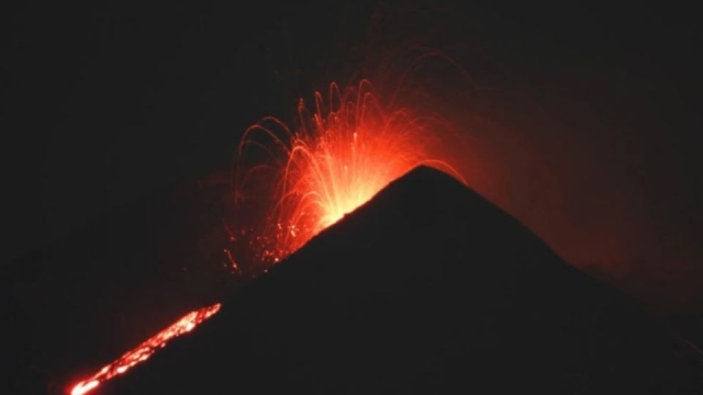 Volcán Etna entró en erupción expulsando lava y cenizas