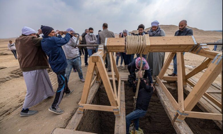 Gobierno egipcio descubre cinco tumbas faraónicas en buen estado