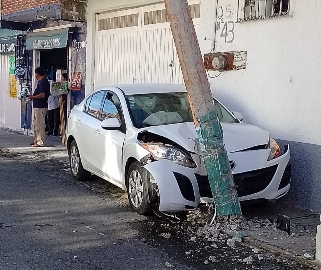 Impacta automóvil contra poste en Acapantzingo