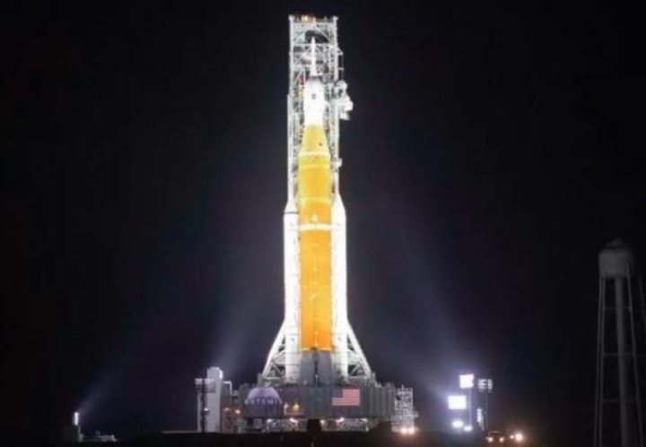 Megacohete lunar de la NASA llega a plataforma de lanzamiento en EUA