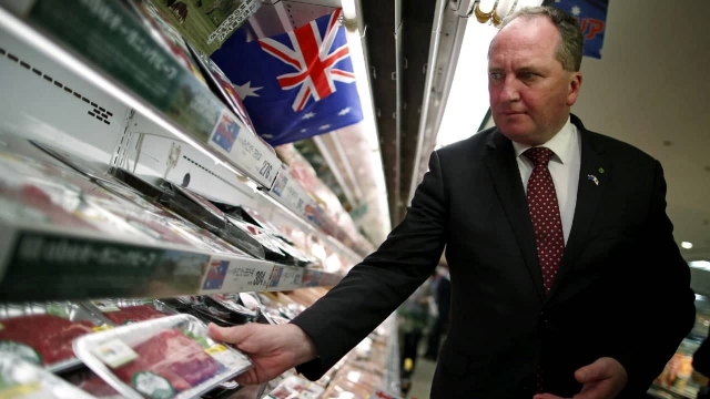 Multan a viceprimer ministro australiano por no usar cubrebocas.