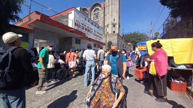 Adultos mayores de 75 años acuden a módulo de vacunación en Amatitlán