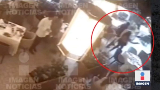 Captura de pantalla de dos momentos tomados del video que difundió la empresa de televisión Grupo Imagen donde se ve a la mujer disparar y luego huir del sitio del crimen.