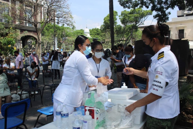 Ayer mantuvo una elevada afluencia el módulo de vacunación contra covid-19 instalado en la Plaza de Armas de Cuernavaca.  