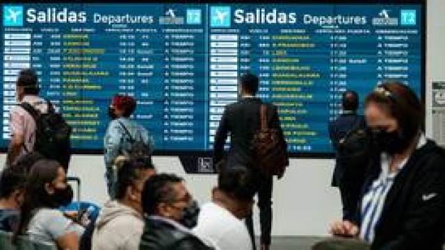 AMLO anuncia recorte de vuelos en el AICM: Está saturado, afirma