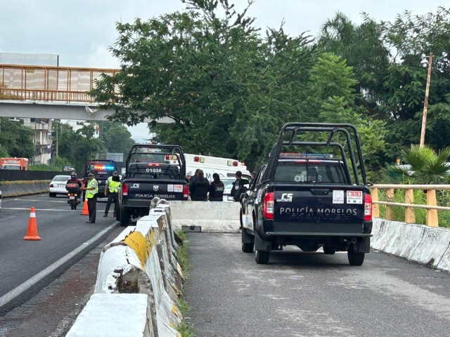 El taxi fue abandonado a orillas de la autopista.