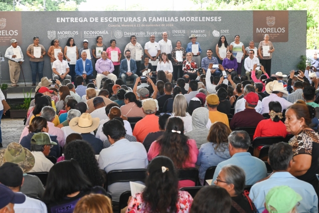 Brinda Margarita González certeza jurídica a 650 familias sobre su patrimonio con entrega de escrituras públicas