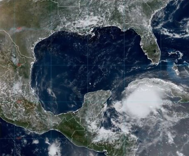 &#039;Beryl&#039; se degrada a categoría 2 antes de ingresar a México