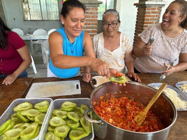 Esta semana se realizó una demostración por parte del chef Ángel Eduardo Torres para la preparación de chayotes gratinados, como un ejemplo de un alimento saludable.