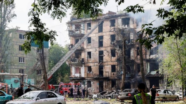 Mueren 11 personas en ataque ruso contra ciudad natal de Zelensky