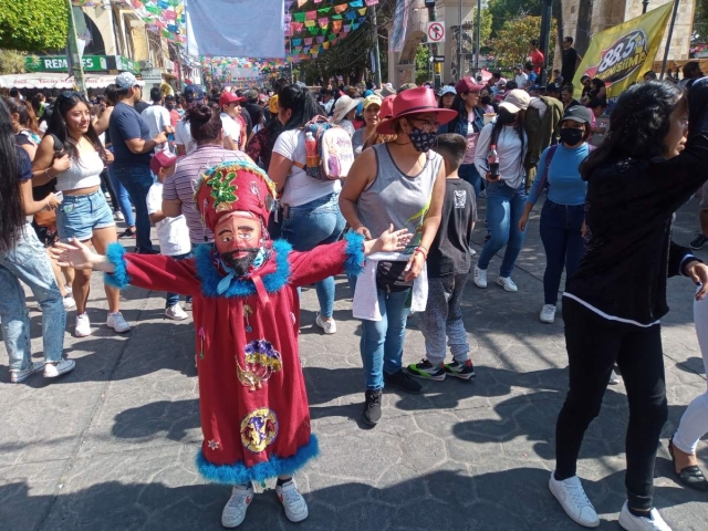 Luego de los años de confinamiento, miles y miles de personas se dan cita en las calles de Jiutepec para disfrutar de la alegría y de la música del carnaval más tempranero de la entidad. 