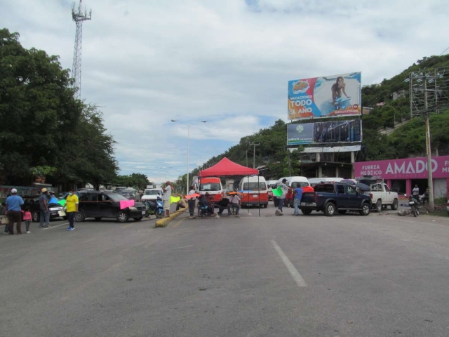 Por segundo día consecutivo, vecinos de Zacatepec bloquearon la carretera Alpuyeca-Jojutla para exigir que se resuelva el problema del agua. Ayer acudieron también al Congreso local.