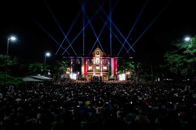 La gobernadora Margarita González Saravia honró a las mujeres de la Independencia la noche del 15 en una abarrotada plaza de armas de Cuernavaca.