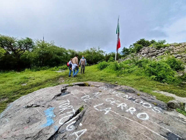 La SDS recomendó en septiembre retirar de inmediato el asta bandera colocada en lo alto del cerro de la Tortuga y hasta amenazó con aplicar sanciones. A la fecha, todo sigue igual.
