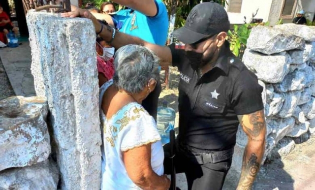 Alcaldesa de Yucatán contrata strippers vestidos de policías para celebrar 10 de mayo.