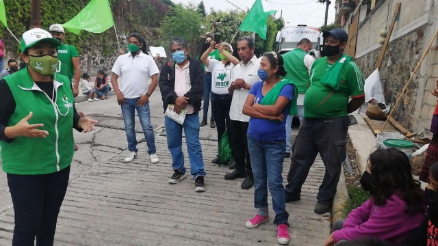 Cynthia Pérez Suero recorre junto con líderes y vecinos las calles del poblado de Santa María Ahuacatitlán 