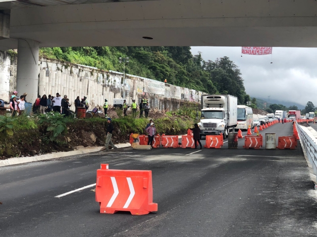 Habitantes de Tepoztlán reanudan el bloqueo de la autopista la Pera-Cuautla