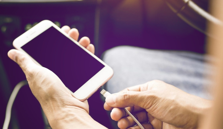 ¿Qué se conecta primero: el cargador o el celular? El simple paso que puede evitar incendios