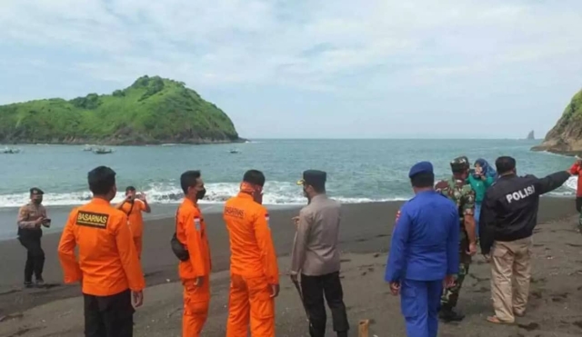 Mueren 11 personas ahogadas mientras preparaban un ritual de meditación en una playa de Indonesia