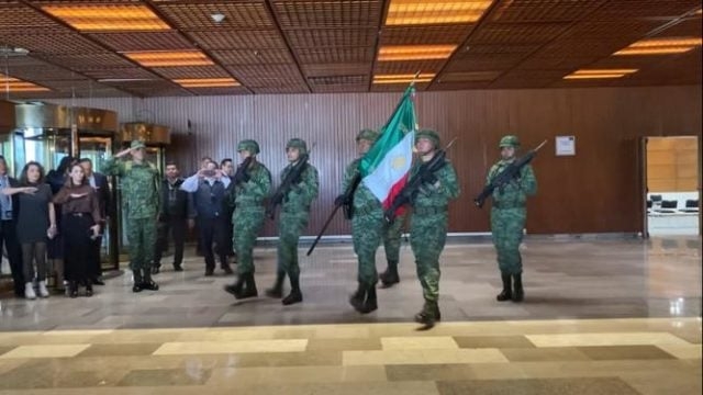 Por reglamento, militares deben ir armados en honores, dice AMLO y acusa politiquería