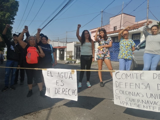 Se manifiestan en Calzada de Los Reyes por falta de agua potable