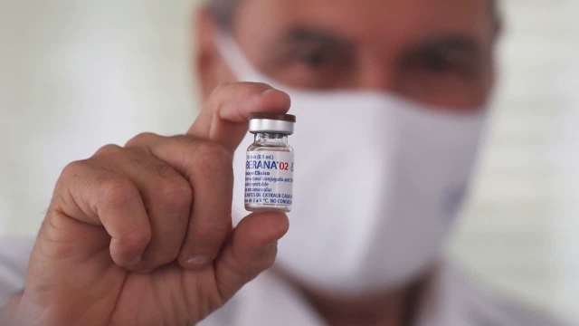 Cuba desarrolla nueva vacuna para prevenir reinfecciones de COVID-19.