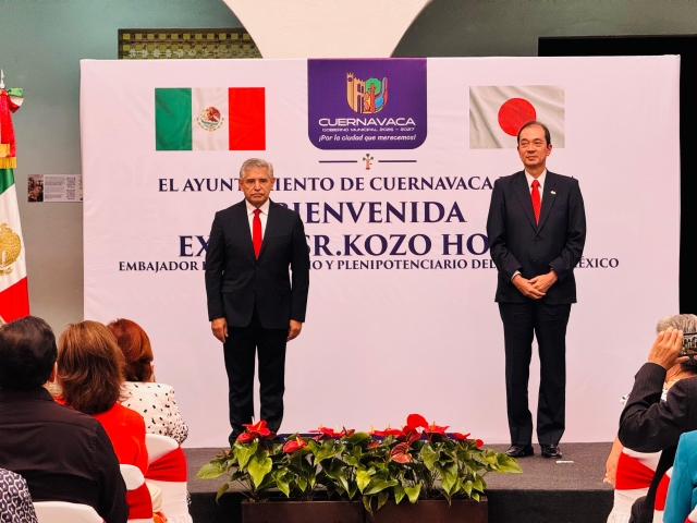 Inauguran alcalde capitalino y embajador de Japón en México exposición de arte floral japonés 'Ikebana'