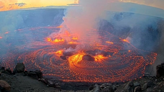 Volcán Kilauea entra en erupción en Hawái: lava se mantiene en el cráter