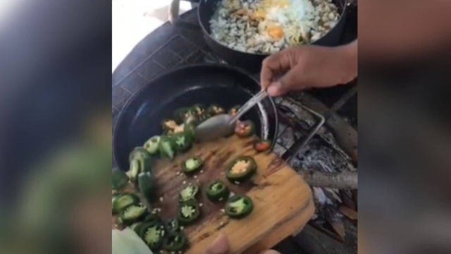 Mujer muestra cómo hacer comida con 50 pesos.