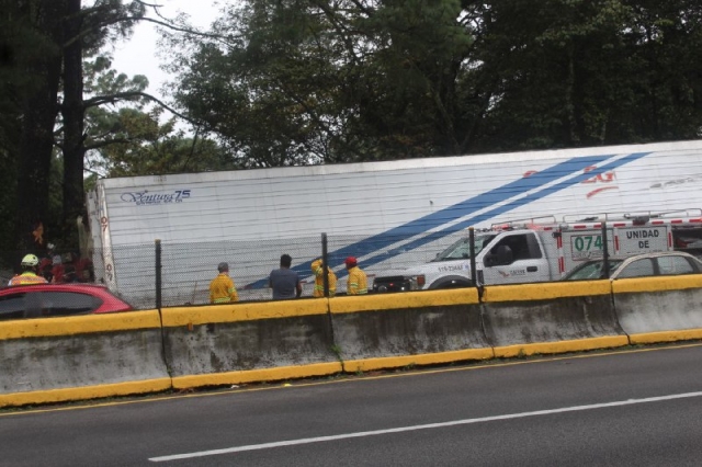 Accidente de tráiler en la autopista México-Cuernavaca; hay dos heridos graves